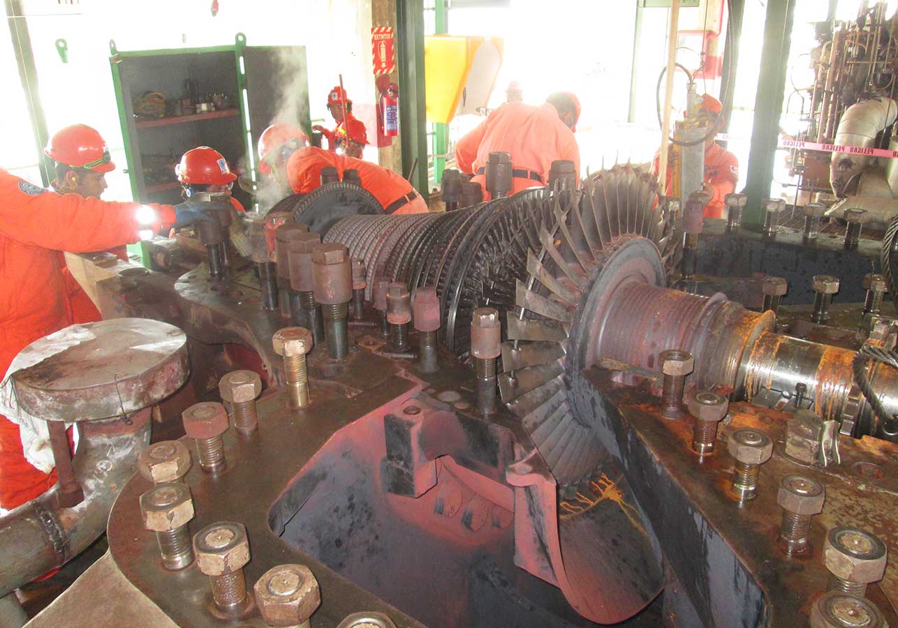 hombres arreglando turbina en mal estado